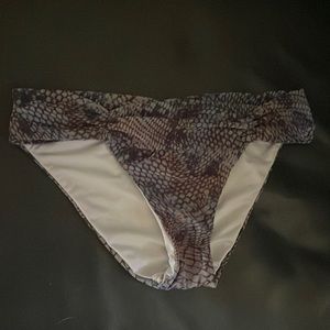 ále by Alessandra, size is x-small, multicolor snake print